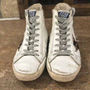 GOLDEN GOOSE exclusive Gold and white mid star classic sneaker